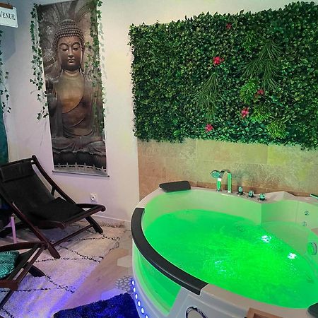 Maison Prestige Le Donjon Des Plaisirs Jacuzzi Montluel Екстер'єр фото
