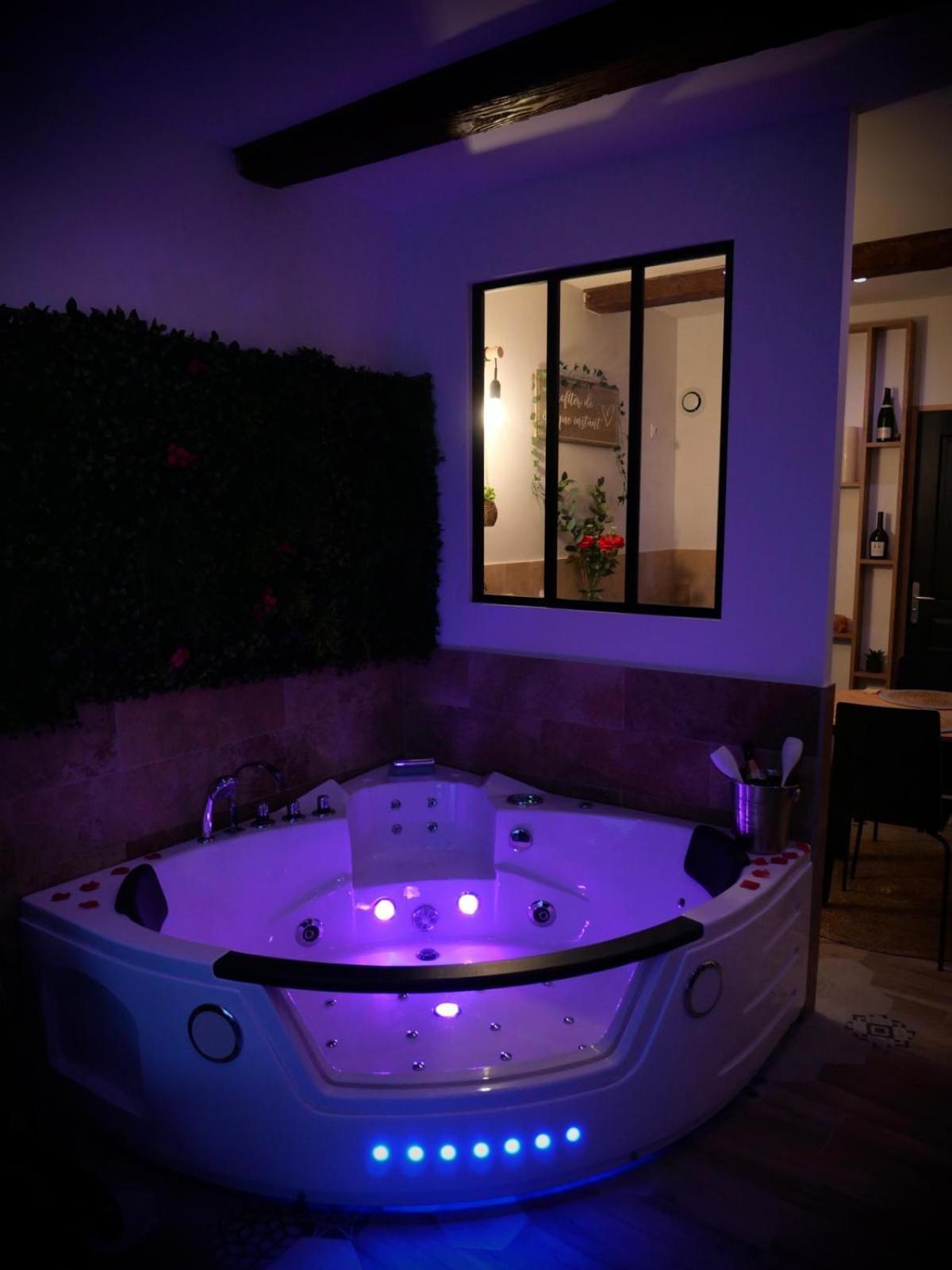 Maison Prestige Le Donjon Des Plaisirs Jacuzzi Montluel Екстер'єр фото