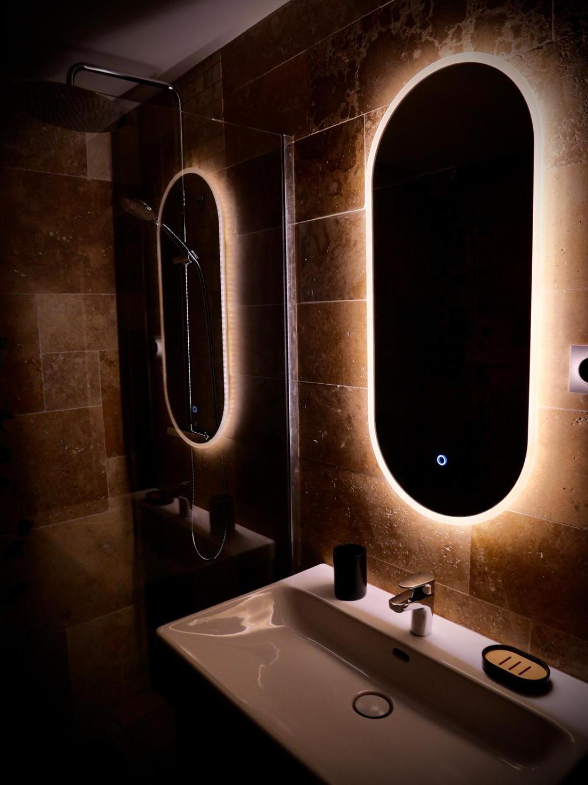 Maison Prestige Le Donjon Des Plaisirs Jacuzzi Montluel Екстер'єр фото