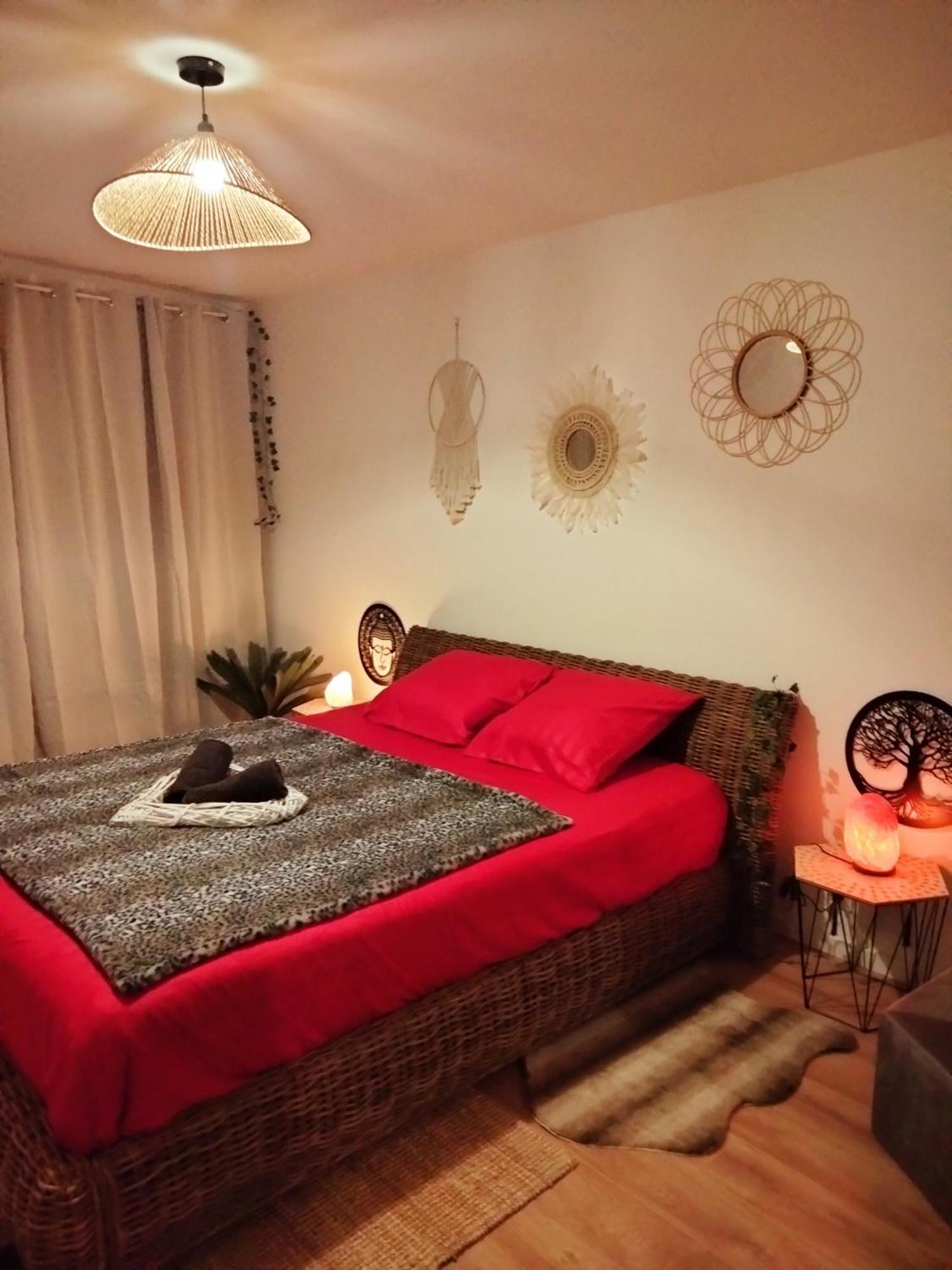 Maison Prestige Le Donjon Des Plaisirs Jacuzzi Montluel Екстер'єр фото