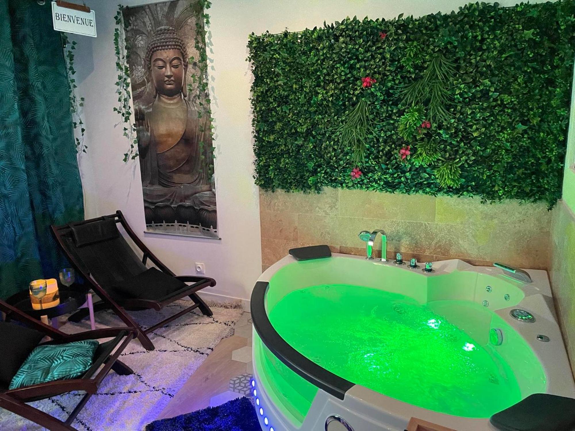 Maison Prestige Le Donjon Des Plaisirs Jacuzzi Montluel Екстер'єр фото
